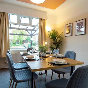 Strawberry Fields House - Air Host & - 3 Bedroom Apartment